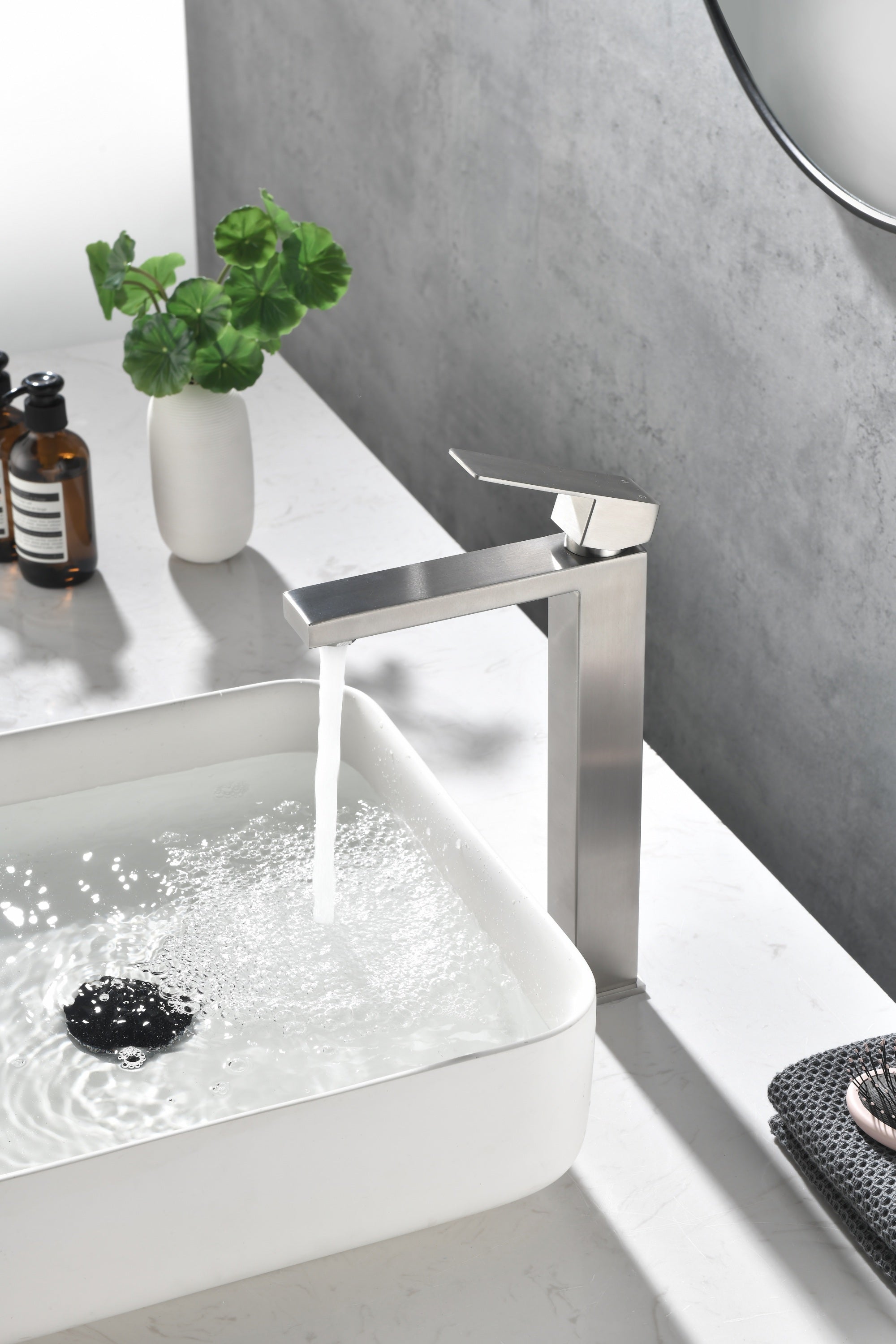 Single Handle Bathroom Sink Faucet with Hose