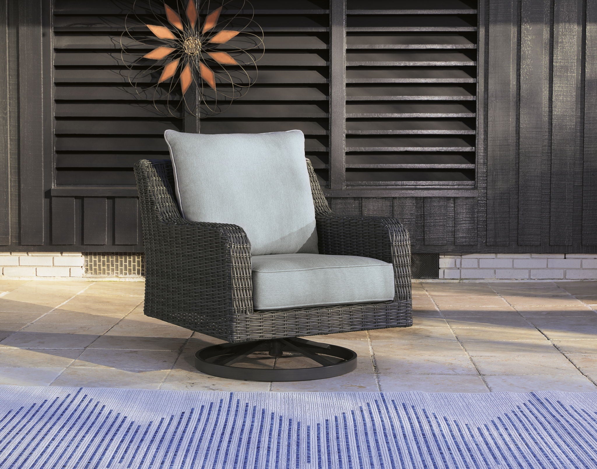 Elite Park - Swivel Lounge w/ Cushion - Gray