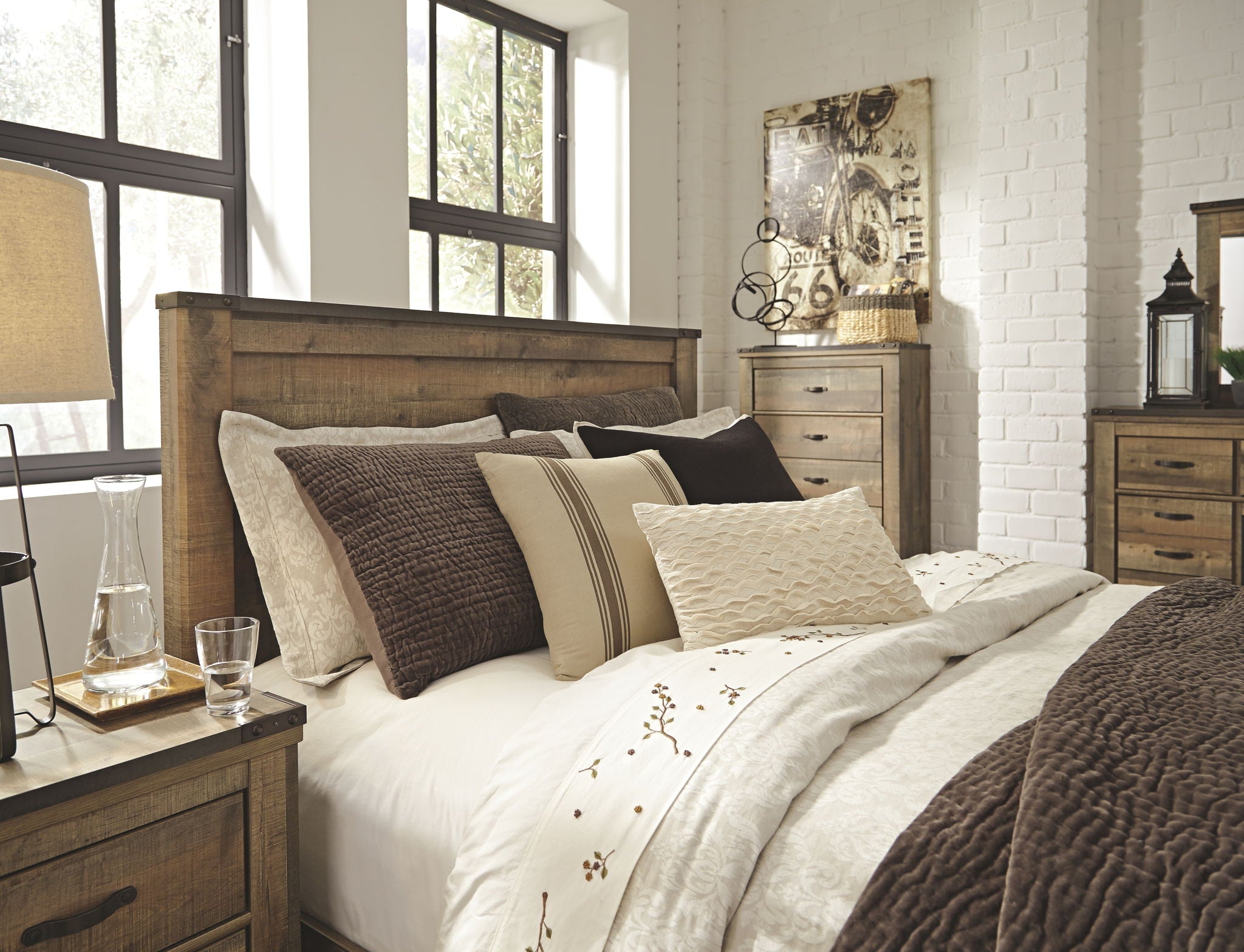Trinell - Panel Bed