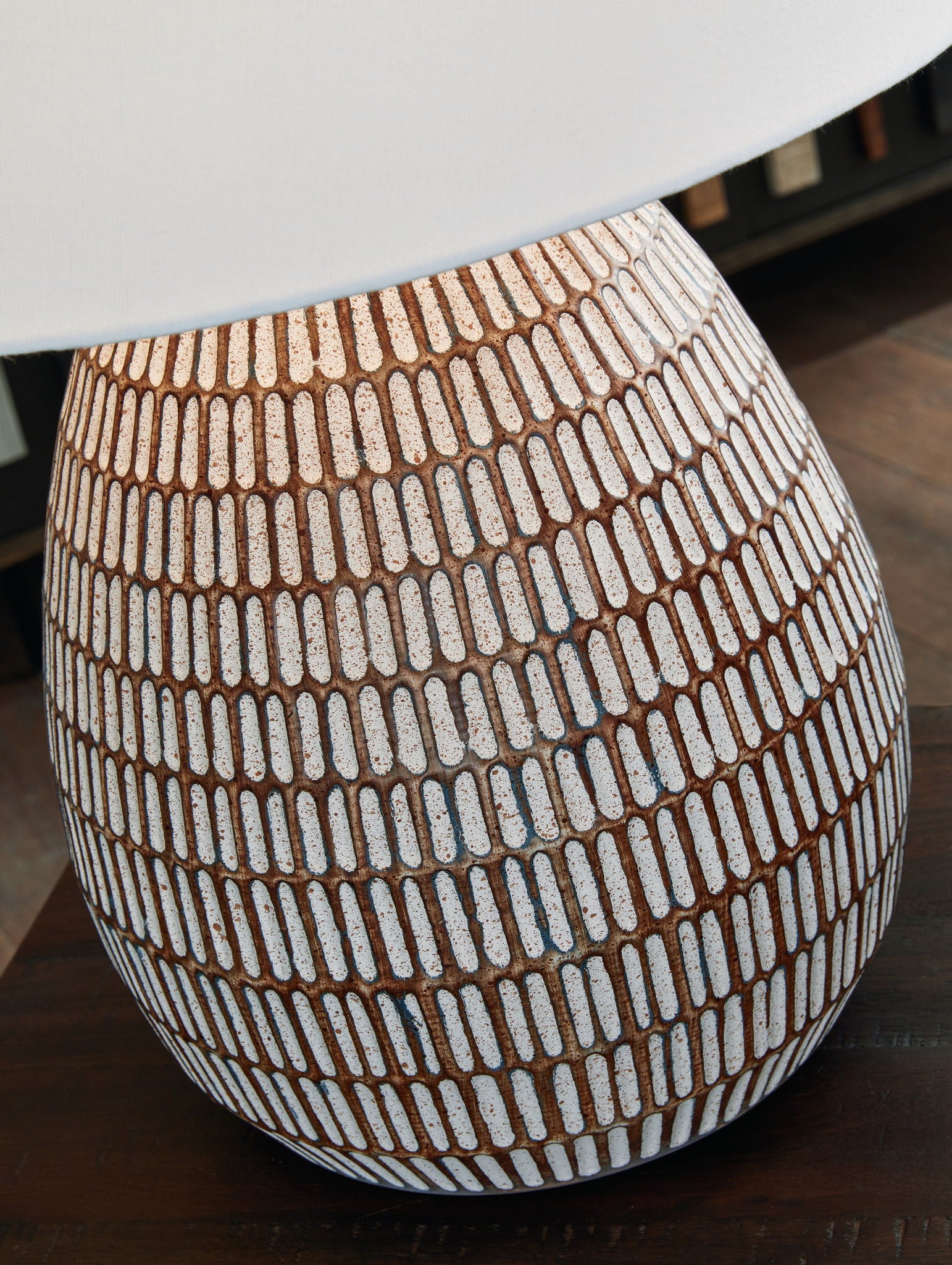 Darrich - Metal Table Lamp - Beige / White