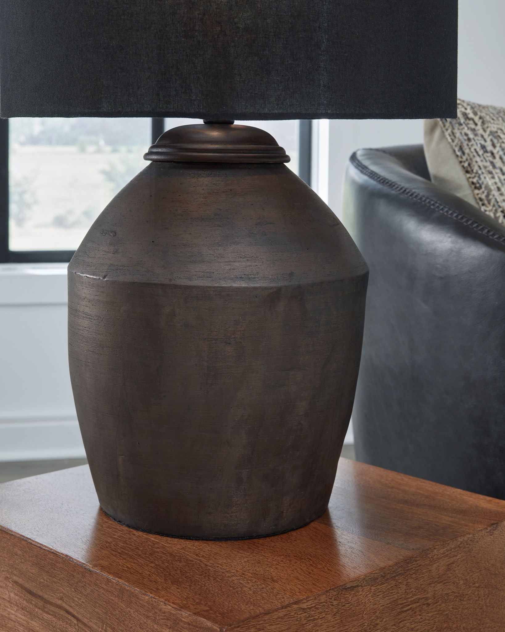 Naareman - Terracotta Table Lamp - Metallic Black