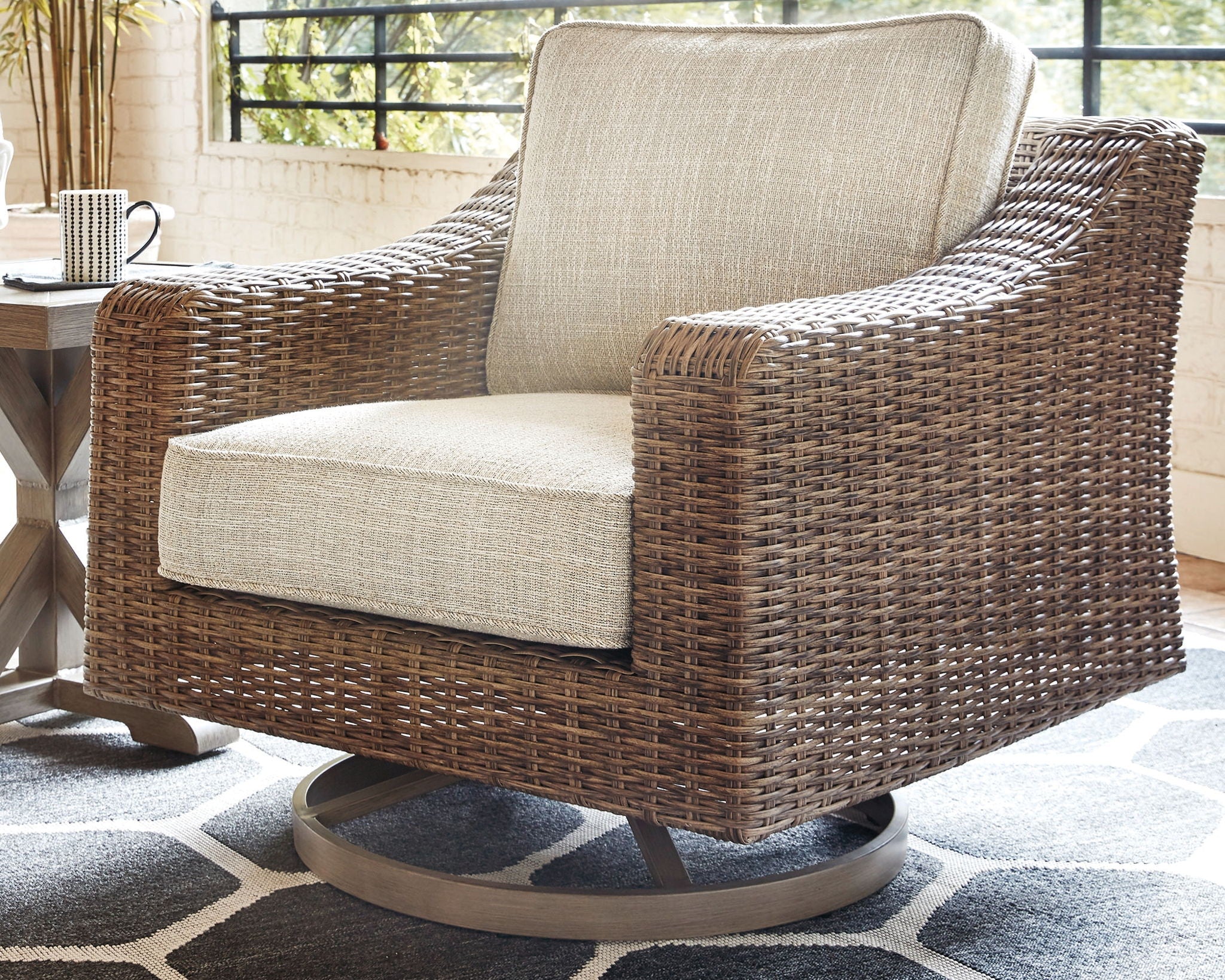 Beachcroft - Swivel Lounge Chair