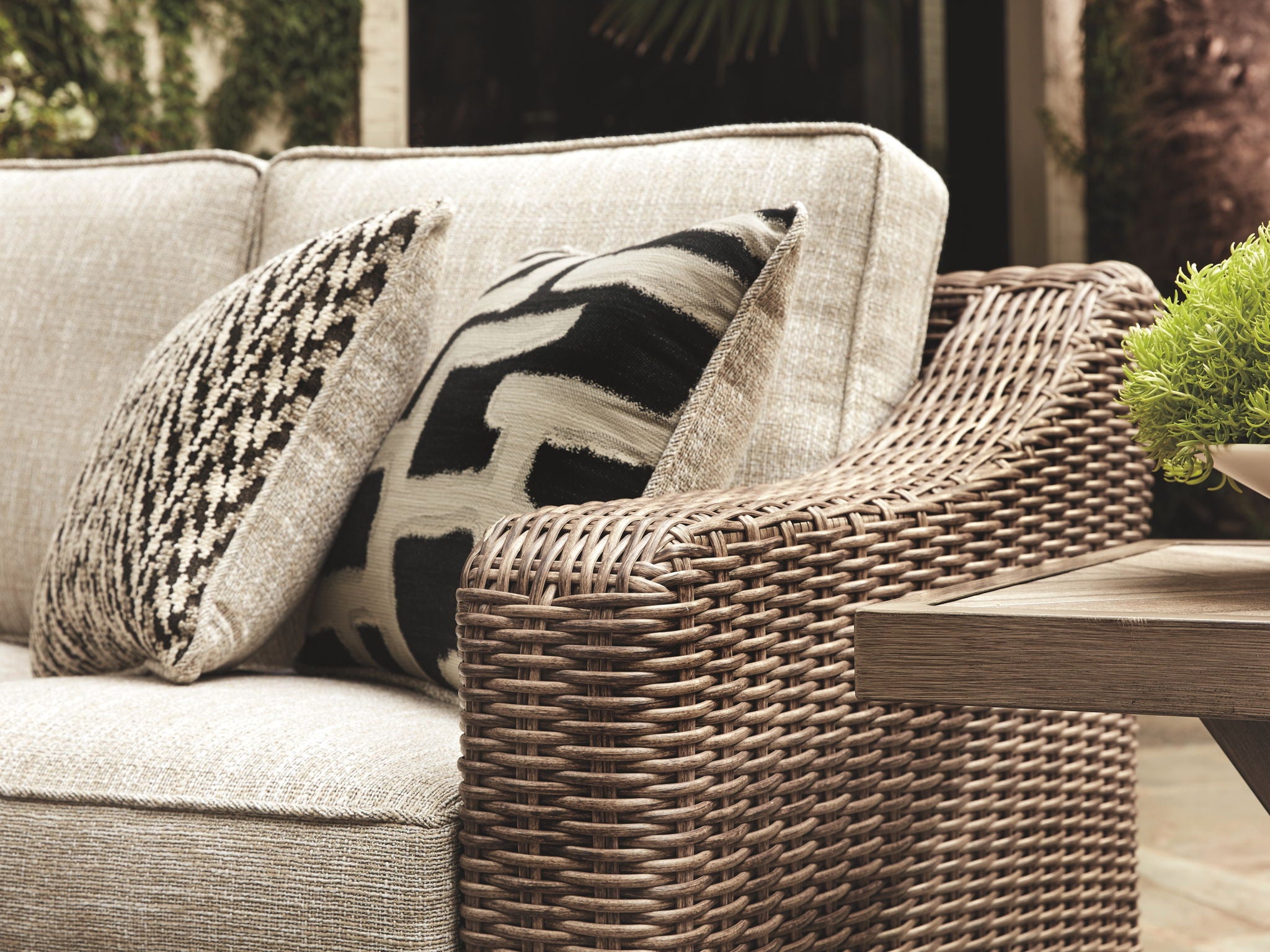 Beachcroft - RAF/LAF Loveseat w/Cush (Set of 2) - Beige